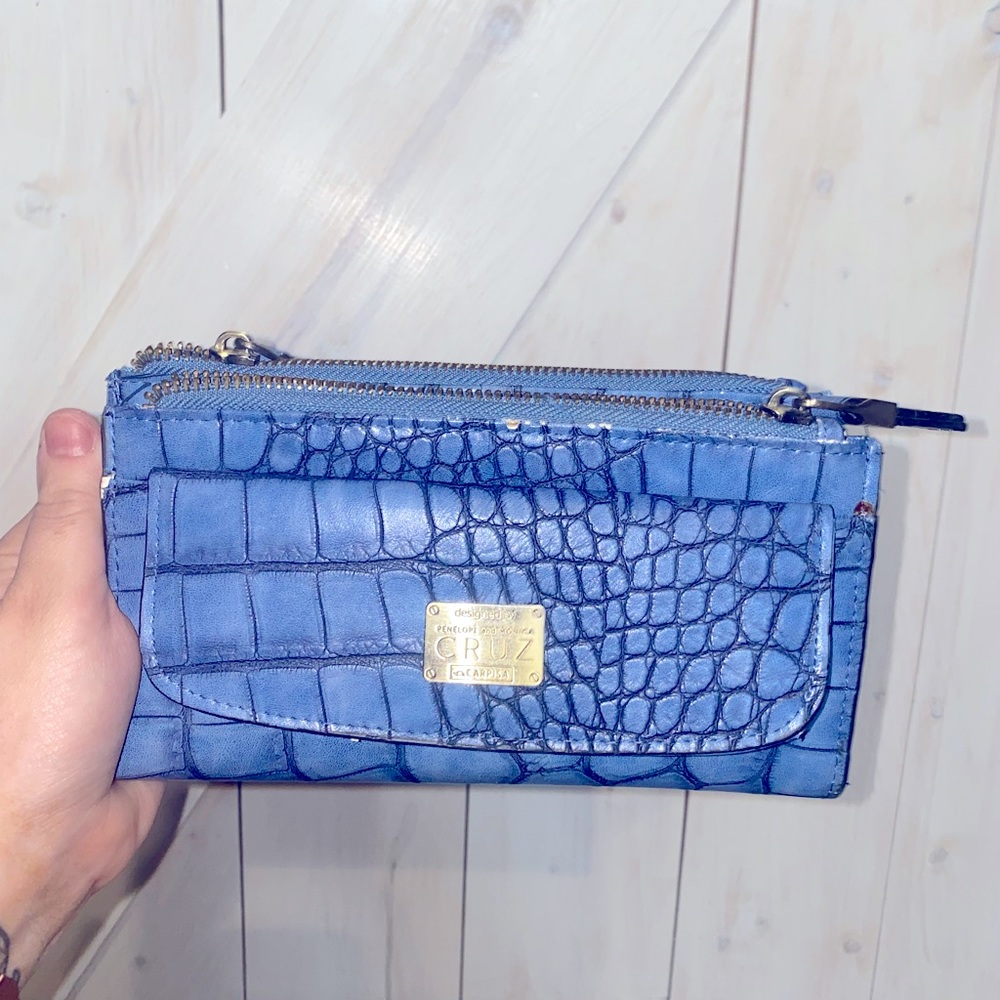 penelope and monica cruz wallet